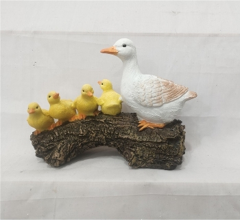 Entenfamilie auf Baumstamm